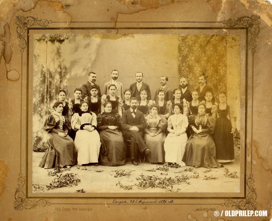 Ученичките при Солунската женска гимназија 1895-1896 г. со учителите Георги Пенев, Анастас Наумов, Бано Кушев, Атанас Бадев (5ти во горниот ред)