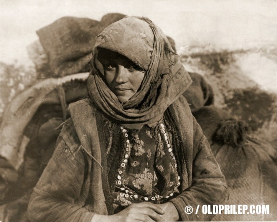 1915: Чупе во група на бегалци од прилепските „србомански“ села, кои се повлекувале заедно со српската војска...