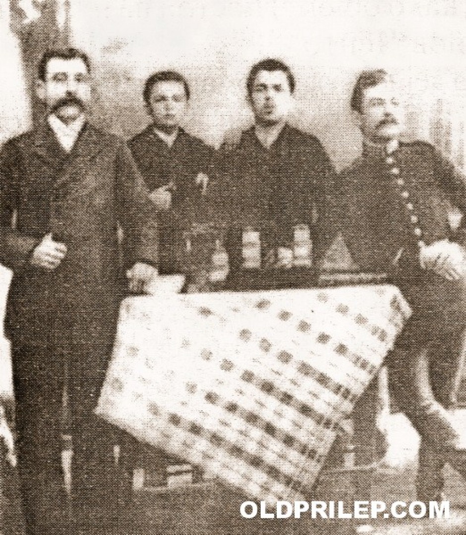 1893: Aптекарот Ѓорѓу, неговиот син Јани, Дамјан Симитчиев и турски воен доктор