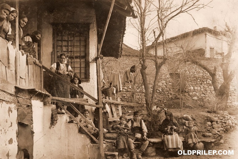 1917: Селски двор во прилепско...