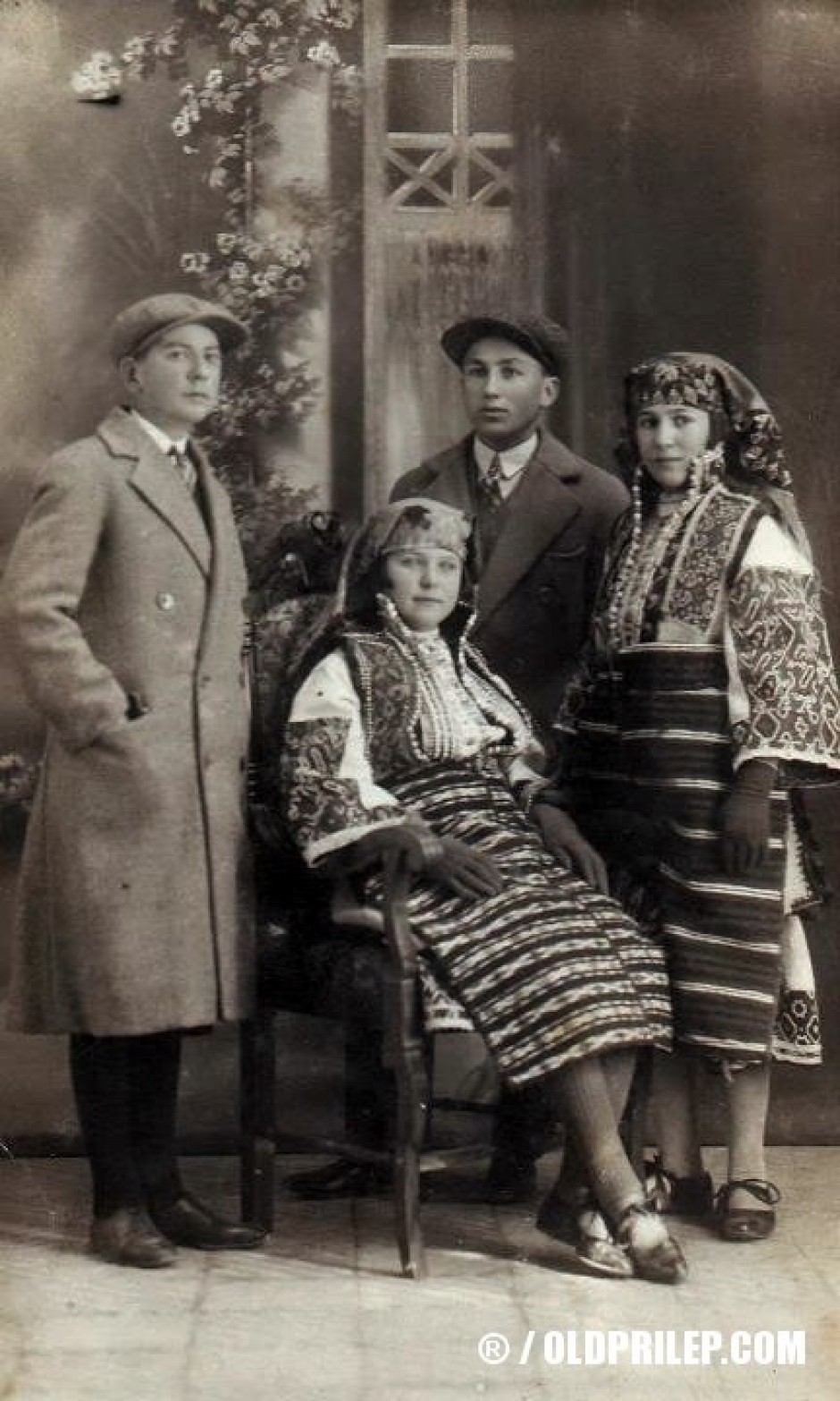 Верка Бектешоска (седи) со братучеди.
