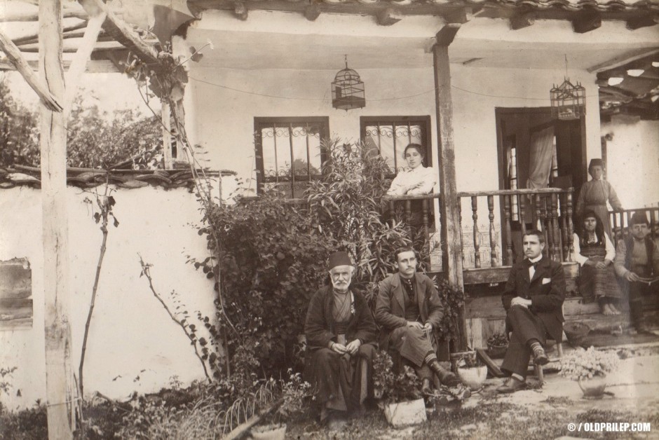 1900 година... Димкаровци во дворот од семејната куќа...