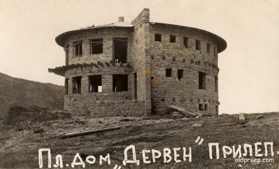 1957: Планинарски дом „Дервен“ во фаза на градба...