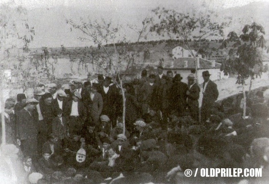 1935: Гусларот Апостол, пее и свири на Велигден над чешмата Крст, под Чаир...
