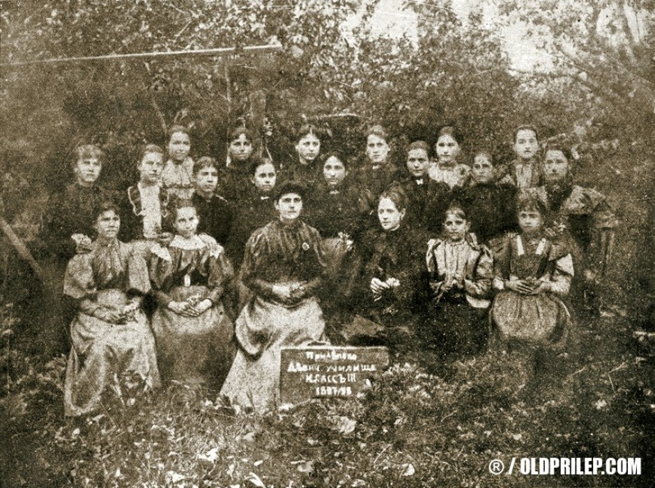Учебна 1897/98: Третиот клас од женското училиште во Прилеп...