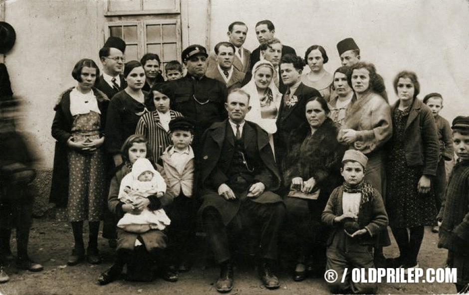 „Породица Зазовић на свадби код Ристе Јовановића у Велесу, 1937 године...“