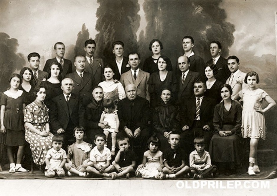 1934: Фамилијата Башевци по повод доаѓањето на внукот и братучед Васил Дундов од Америка