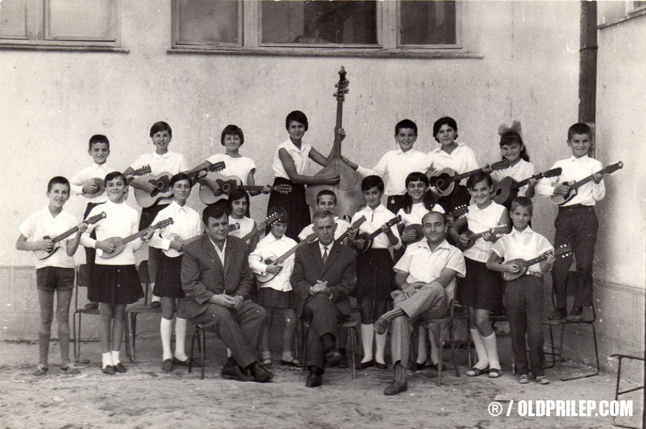 1967: Тамбурашкиот оркестар при ОУ „Кире Гаврилоски - Јане“ под диригентство на Благоја Стојкоски - Капелникот.