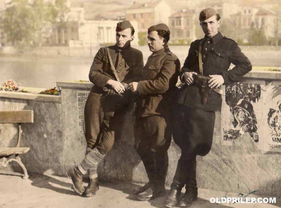 Методија Попоски Мајка (Средина) сликан во слободно Скопје заедно со свои соборци...