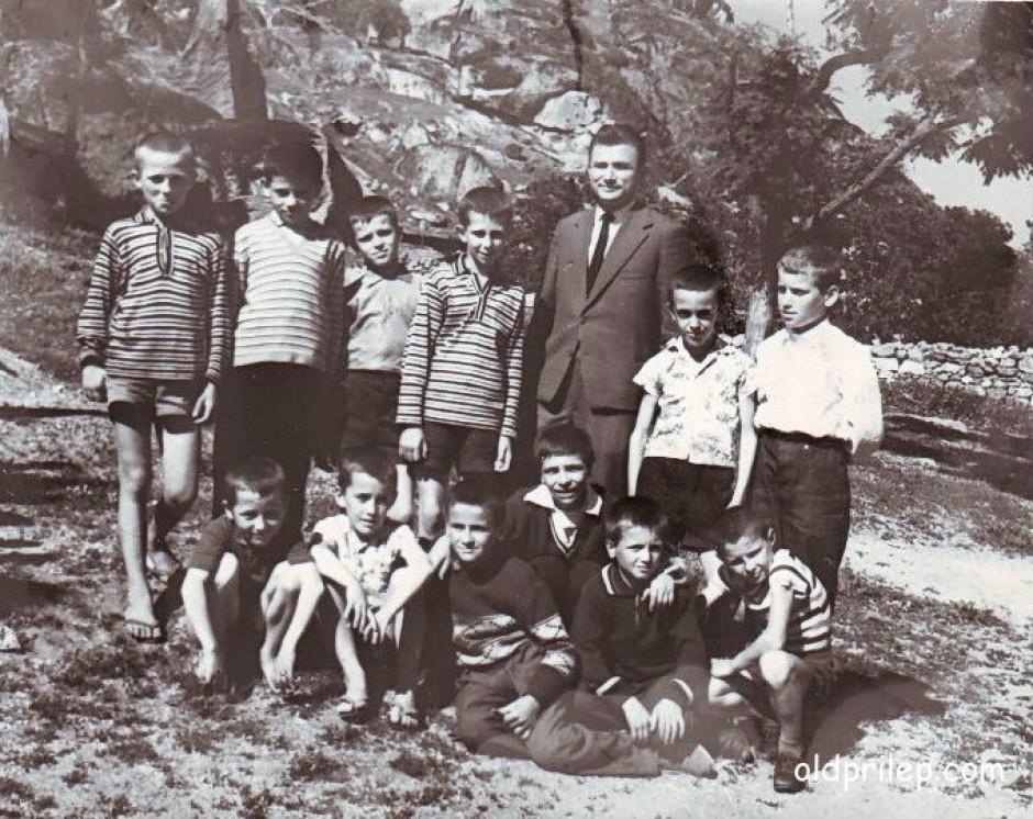 1961/62: Милан Башески - Баше со соучениците од III одделение при ОУ „Свети Климент Охридски“ во Варош.