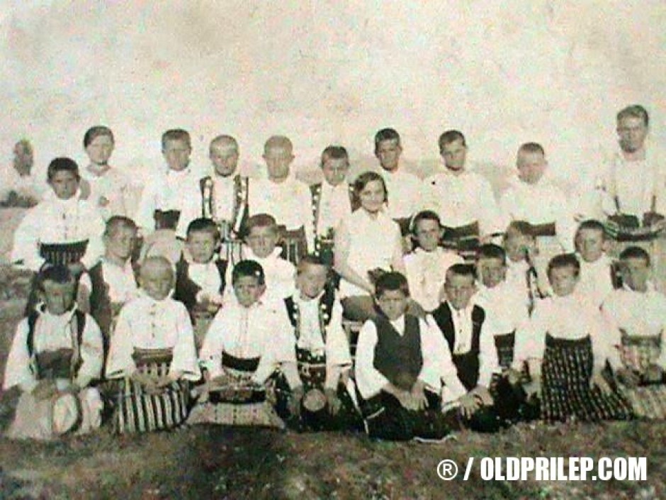 1927/28: Ученици при ОУ во Долнени