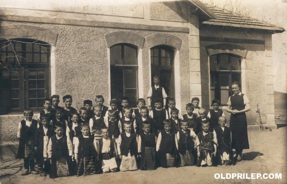 30те години од минатиот век: Ученици од I одделение во училиштето сместено во поранешната железничка станица