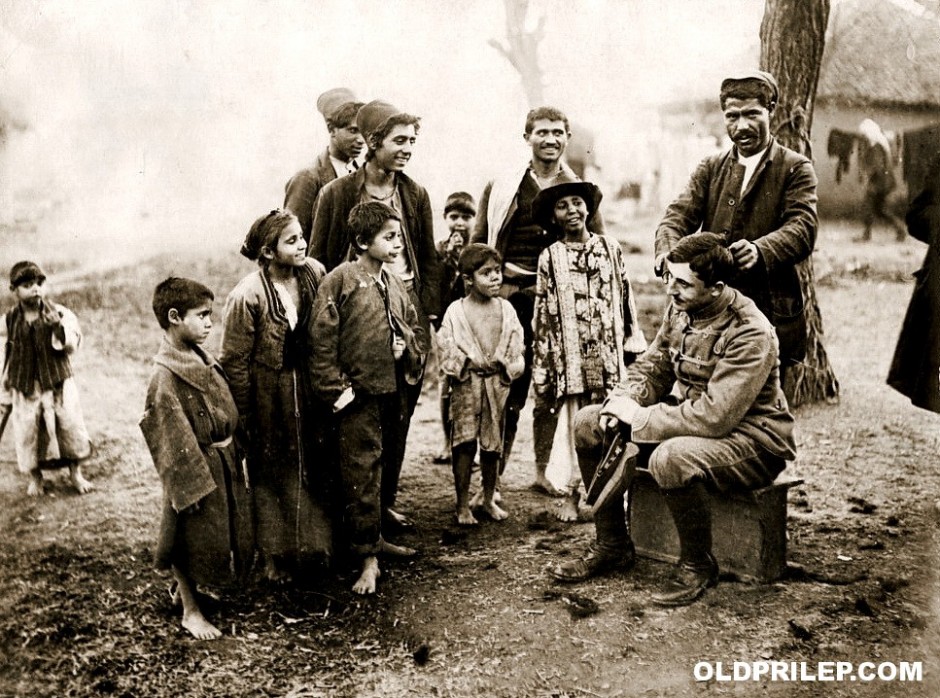 1917: Локален бербер од Прилеп потстрижува германски војник...