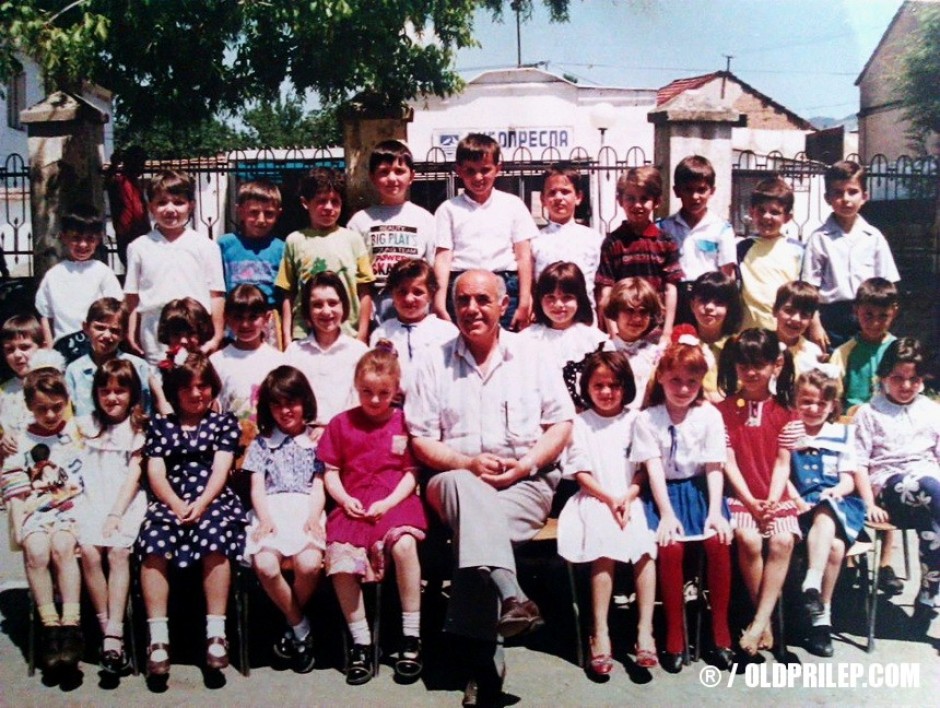 1986/87: Ученици од I одделение при ОУ Кочо Рацин сликани со учителот Атанас Крстески