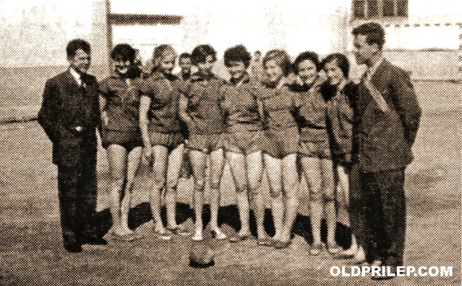 1953: Женската ракометна екипа од Економското училиште.