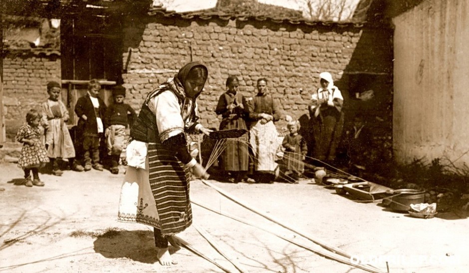 1917: Сновење на јаток за ткаење...