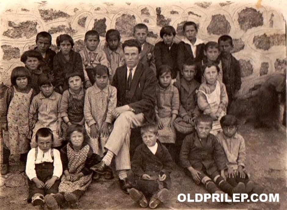 1930: Ученици при училиштето во село Дабница...
