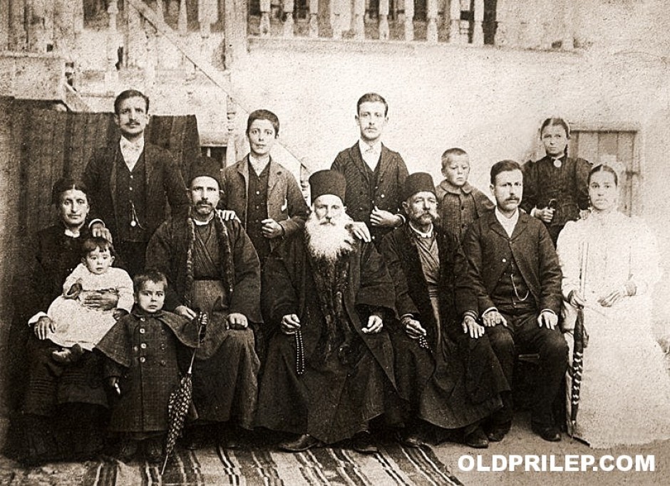 1893: Семејството Дундови...