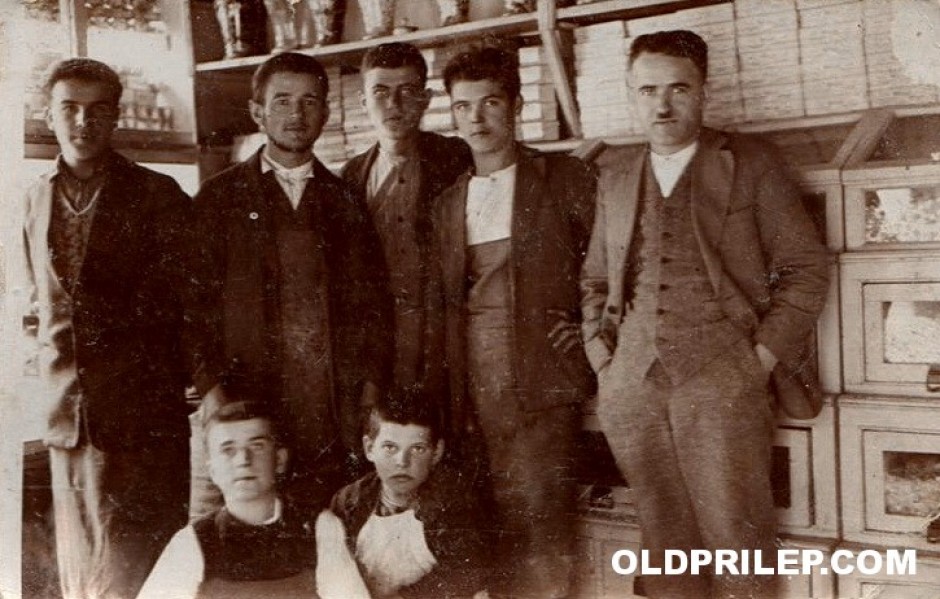 1928: „За успомен... Посластичара код Јована Биџовића“