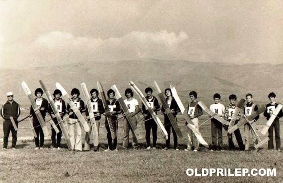 1977: Членовите на моделарската секција при Аеро клуб „Прилеп“