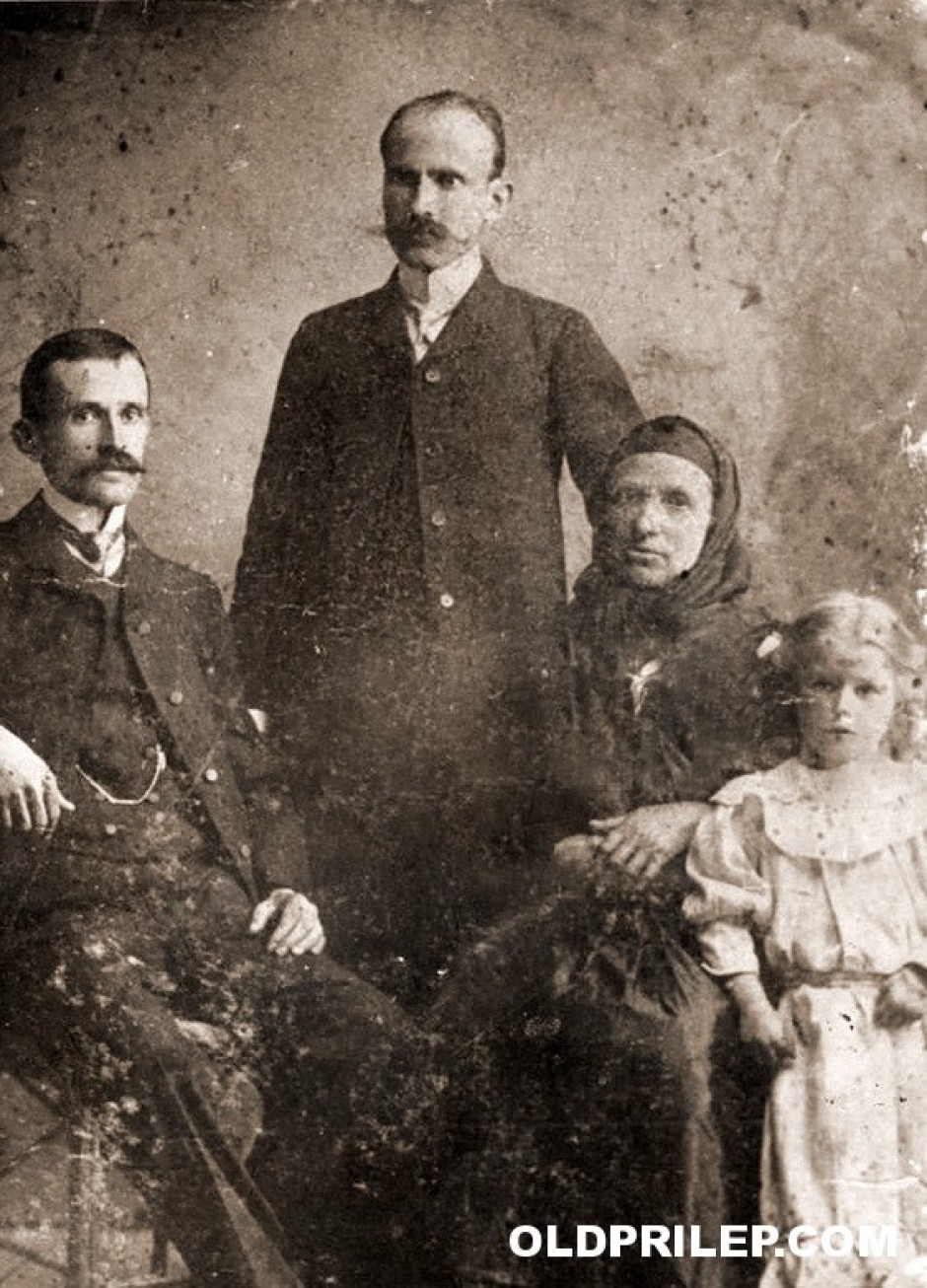 1906: Баба Стојна со синовите Атанас и Кочо