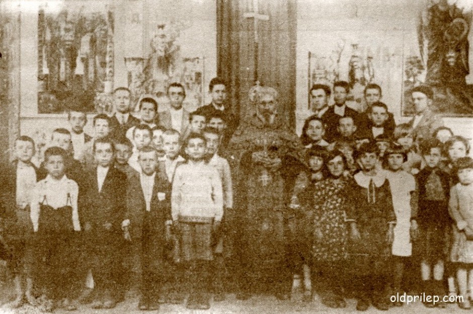 1933: Детскиот хор во црквата „Свети Кирил и Методиј“ на Велики Петок