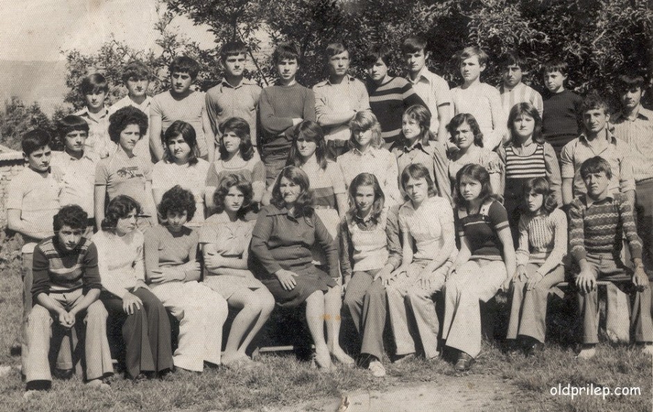Учебна 1971/72 : Ученици од VIб при ОУ „Манчу Матак“ во с. Кривогаштани со наставничката Билјана Маркоска