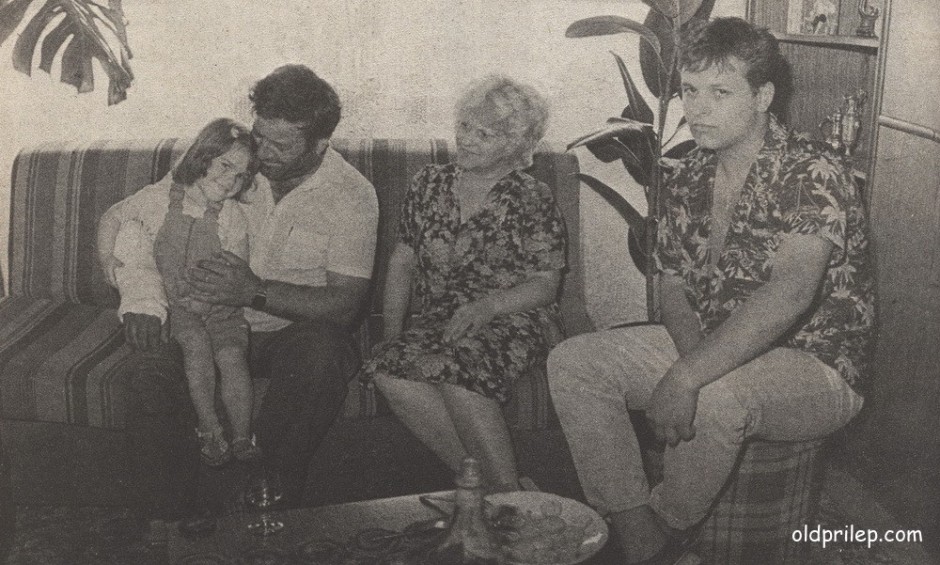 1987: Благоја Спиркоски - Џумерко со својата миленичка - ќерката Марија, сопругата Кица и синот Јовче