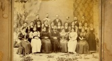 Ученичките при Солунската женска гимназија 1895-1896 г. со учителите Георги Пенев, Анастас Наумов, Бано Кушев, Атанас Бадев (5ти во горниот ред)