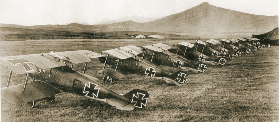 1917: Авионскиот ескадрон JASTA 25 главно составен од авионите Roland D.IIа распореден во базата во Канатларци.  Првиот авион лево му припаѓа на асот Gerhard Fieseler