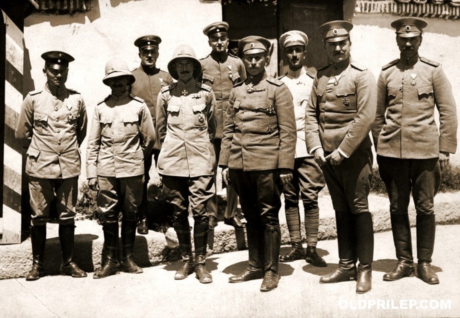 11 август 1917: Бугарскиот принц Борис (четврти), генерал-полковник Никола Жеков (шести) и високи офицери на Централните сили сликани во Прилеп