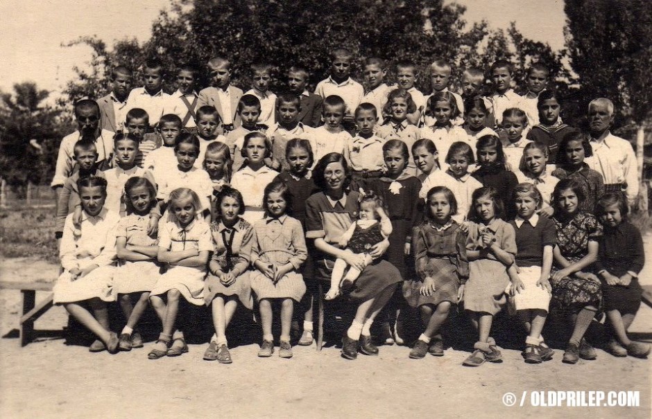 1949/50: Ученици од IV одделение, сликани со учителка Спасија