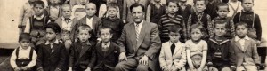 1953/54: Предшколска група (забавачиња) од ОУ „Добре Јованоски“ со учителот Михајло.