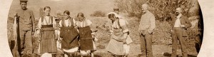 1917: Германски војници гледаат девојки од прилепско кои газат кал за правење на црепни...