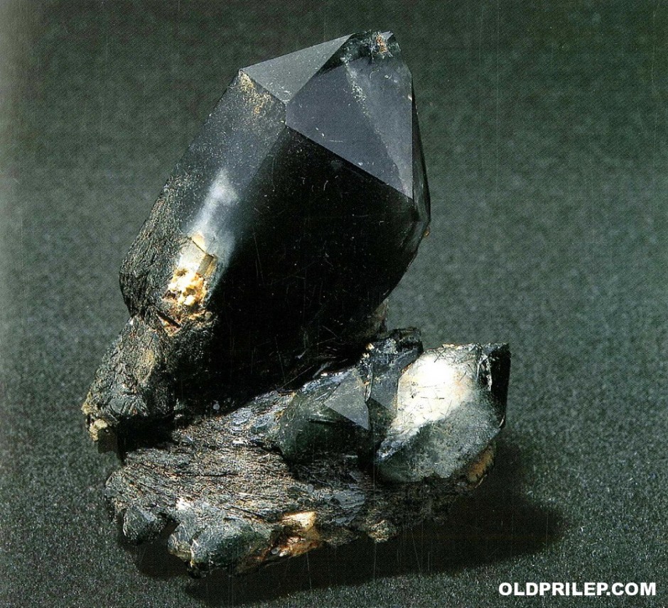 Кременов кристал кој е црн поради присуството на игличестиот арфведсонит (Arfvedsonit)
