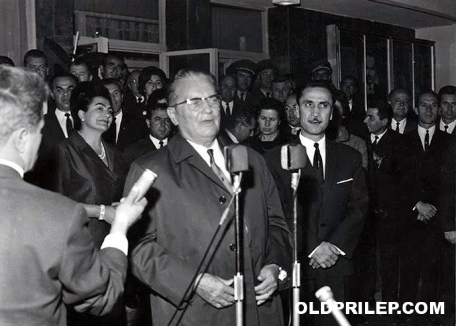 1967: Мате и Тито пред офицерскиот дом