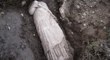 Јануари 2013: Мермерна статуа пронајдена во Тополчани при копање на темели за новата селска црква