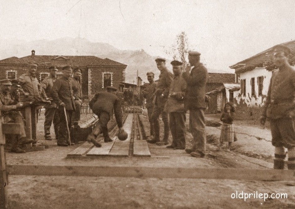 Годините на Првата светска војна: Германски војници се забавуваат во импровизирана куглана во Прилеп
