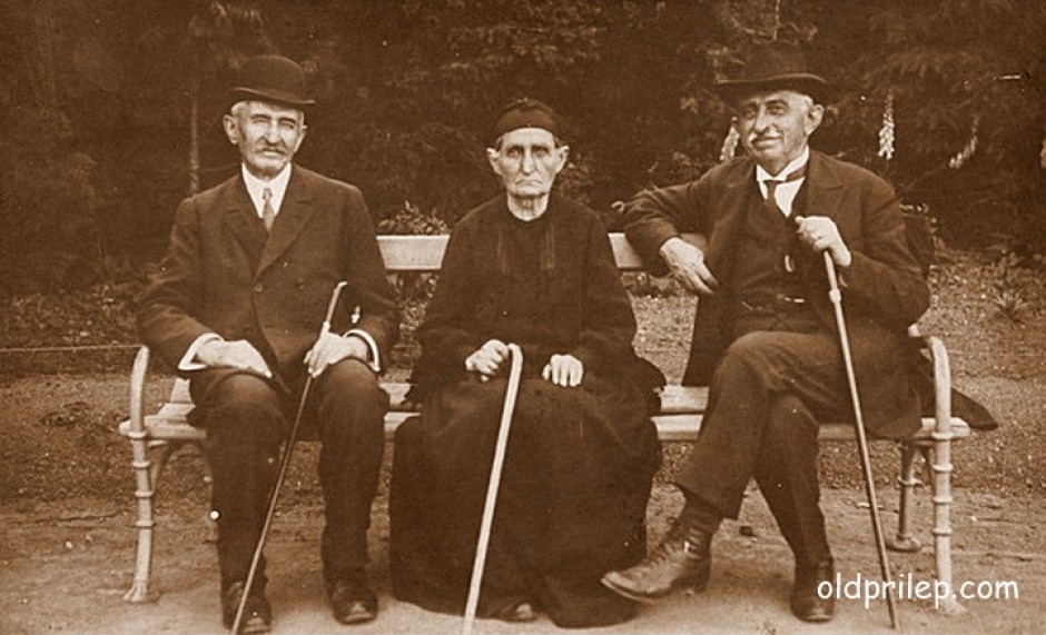 1920: Темјана Шавкулова со синовите Димитар и Никола во Солун.