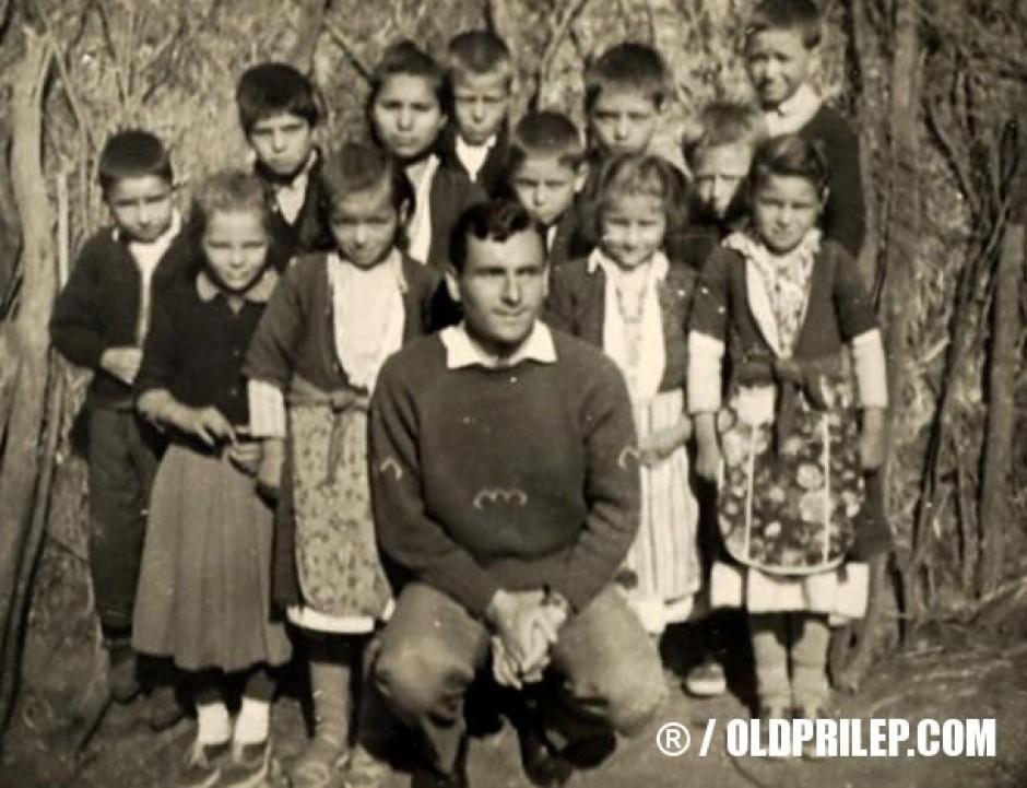 1961/62: Ученици од ОУ „Стале Попов“ од Витолиште, подрачна паралелка во Живово, со учителот Јанче Милески.