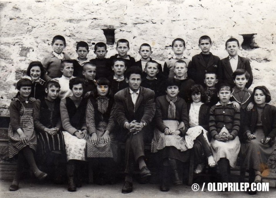 1960/61: Ученици од ОУ „Страшо Пинџур“, подрачна паралелка во Мало Коњари, со учителот Никола Димоски.