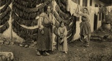 Годините на Првата светска војна: Турска фамилија покрај низите со тутун.