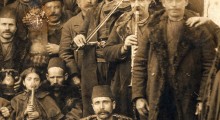 1910: Музичари на народен собир во манастирот „Св. Архангел Михаил“ во Варош