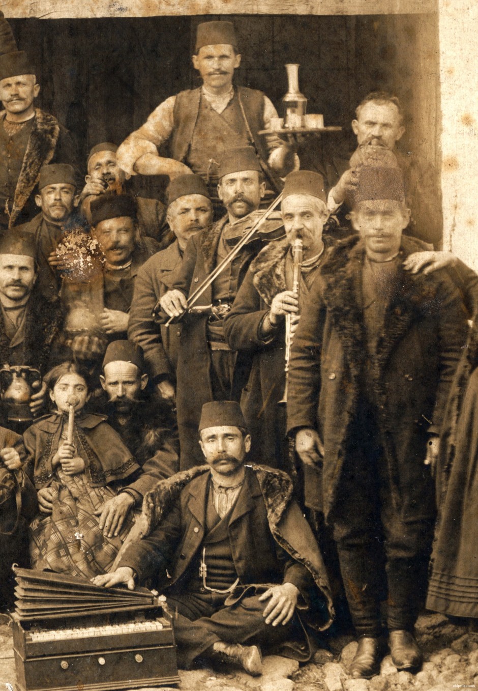 1910: Музичари на народен собир во манастирот „Св. Архангел Михаил“ во Варош