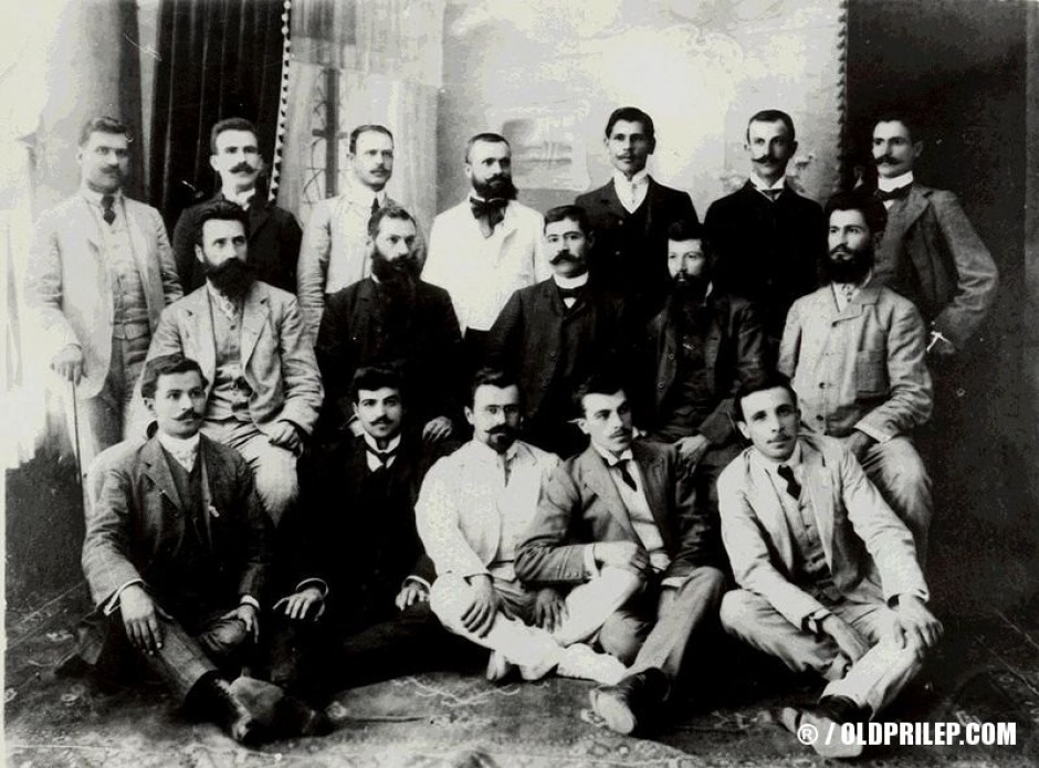 Борис Василев Мончев (Трет ред, крајно десно) сликан со видни дејци на ВМРО и ВМОК...