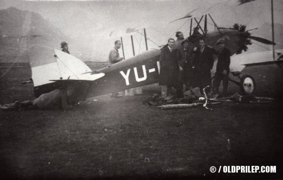 Прилепчани сликани пред школски тренажен авион Fizir FN, во годините пред Втората светска војна.