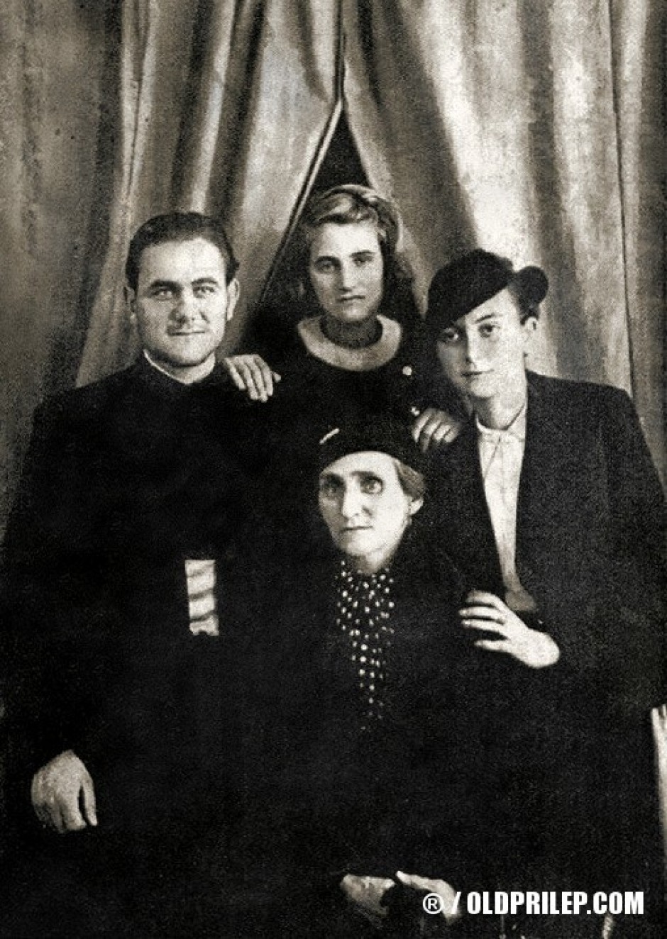 Ѓакон Ѓорѓи Попоски со мајка му Анастасија, сестрата Рада и сопругата Василка