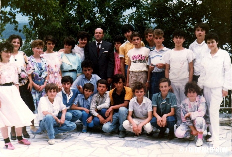Учебна 1989/90: Ученици при ОУ „Кире Гаврилоски - Јане“ со наставникот Ристо Трпеноски