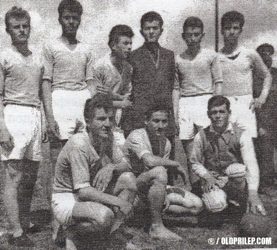 1954/55: Машката ракометна екипа од ОУ „Добре Јованоски“, првак на меѓуучилишни натпревари со наставникот Орде Николоски.