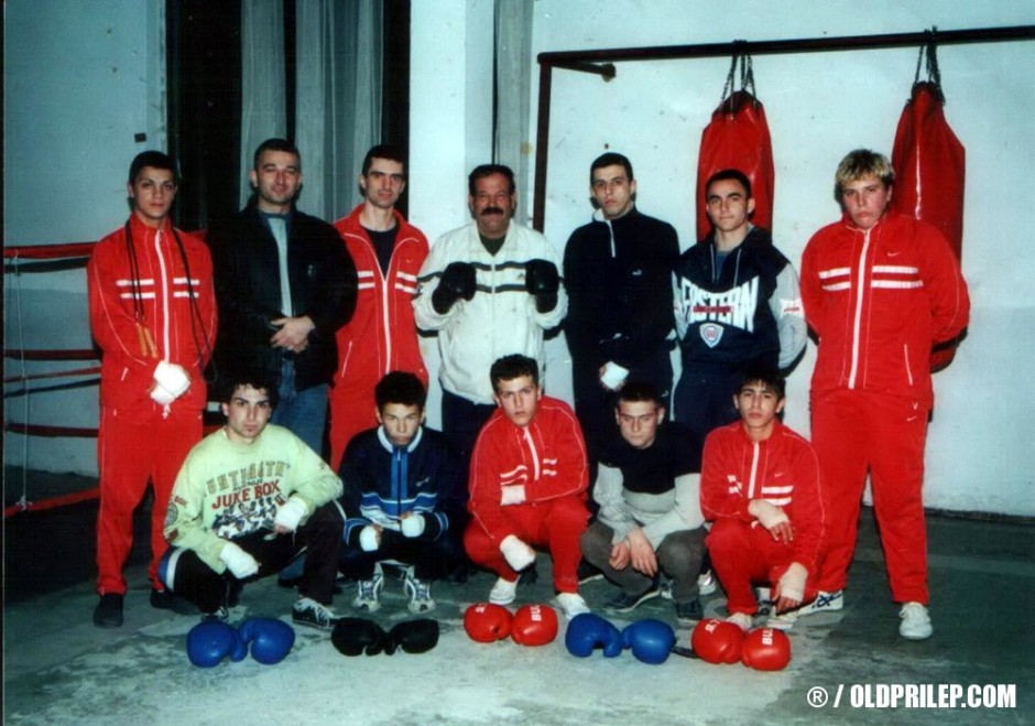 2002 година: Членовите на БК „Прилеп“ сликани со Џумерко како почесен член на клубот